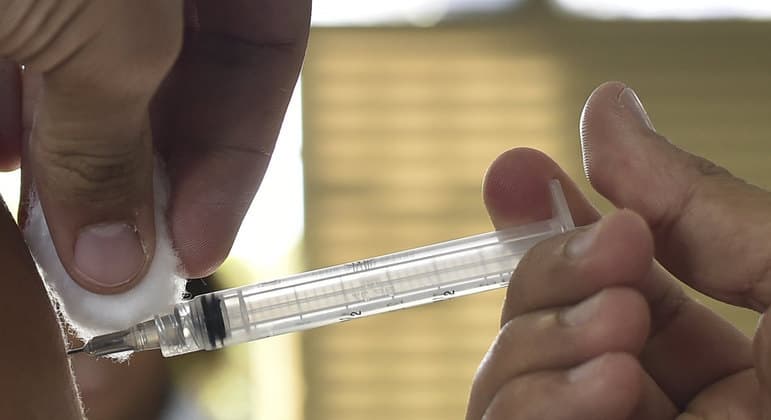 Covid-19: Brasileiros acima de 18 anos receberão dose de reforço
