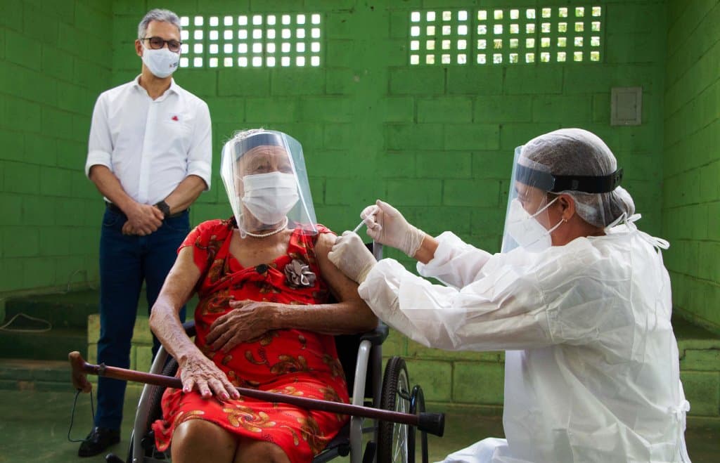 MG começa a aplicar dose de reforço em setembro; variante delta ‘vai predominar’ no estado