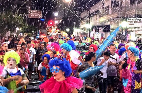 Sobe para 57 número de cidades que cancelaram festas de réveillon e carnaval de 2022