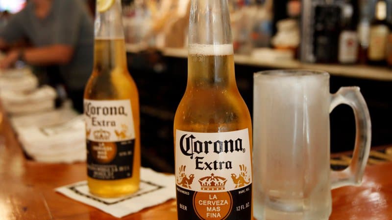 Estudo aponta que cerveja aumenta chance de contrair Covid-19, e vinho diminui