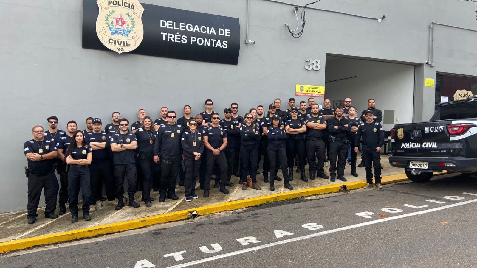 40 policiais civis combatem o tráfico de drogas em Três Pontas com a operação Domínio da Praça