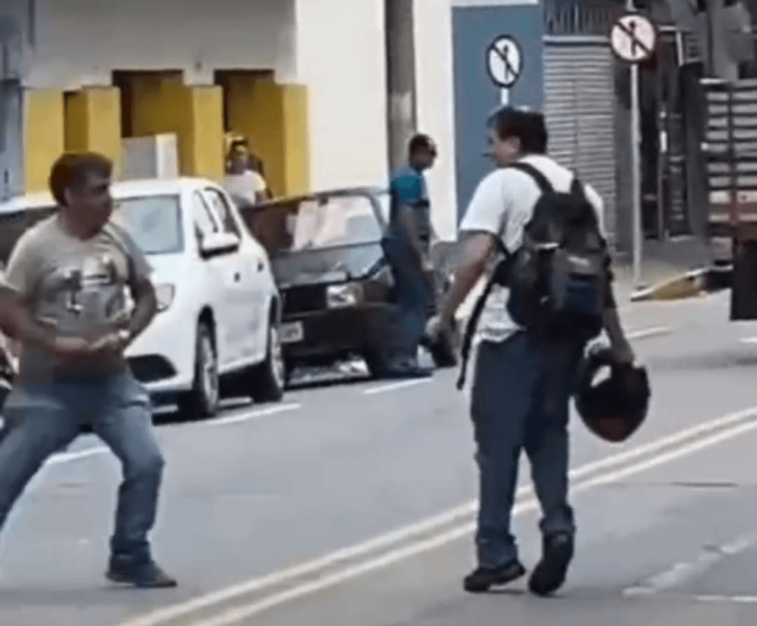 IMAGENS FORTES: Homem de 50 anos é morto no meio da rua em Varginha após discussão no trânsito