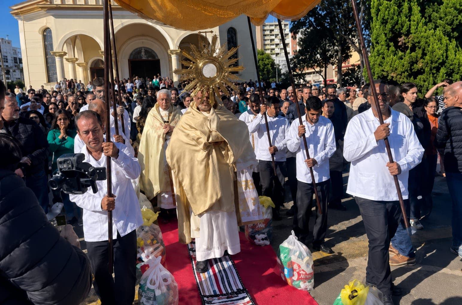 Entre a arte, a solidariedade e a fé: Corpus Christi emociona fiéis e mantém viva uma das mais belas tradições religiosas do Brasil